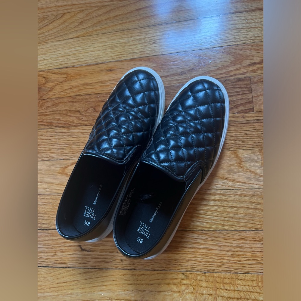 quilted black flat sneakers with memory foam insole, size 8.5 women’s